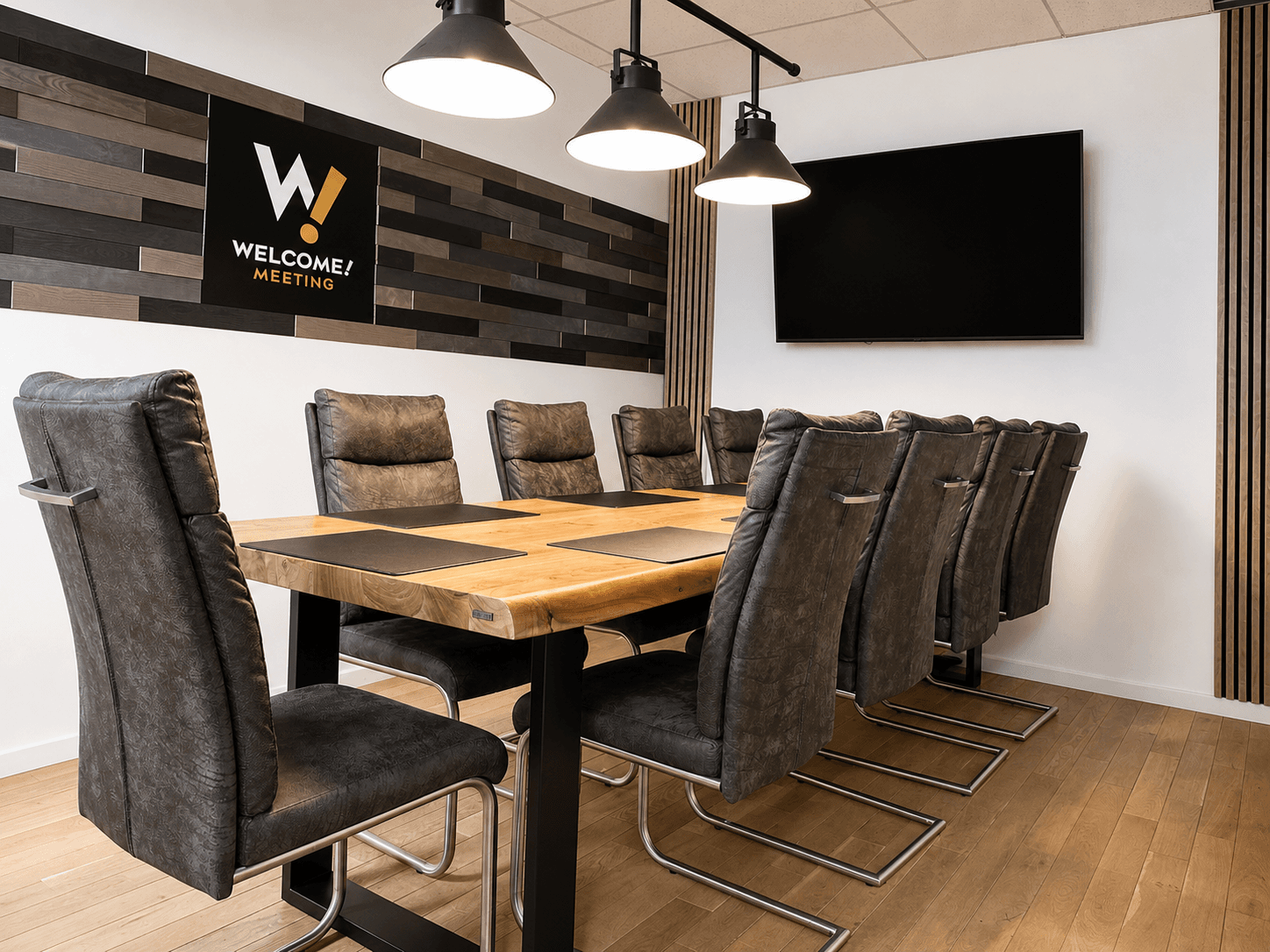 Salle de réunion premium avec grande table en bois, chaises noires et écran